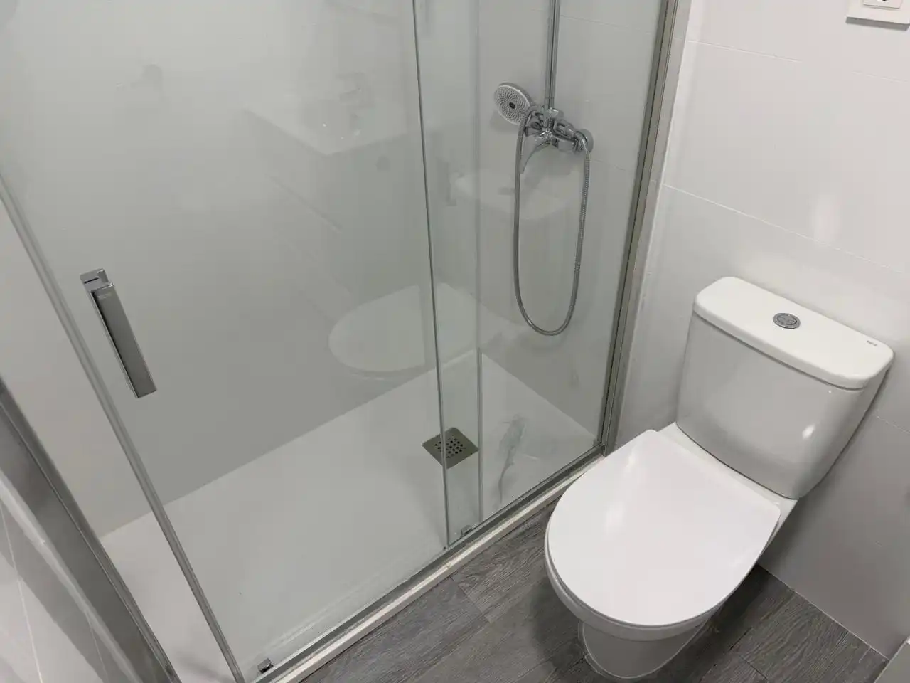 Bany de Planta baixa de lloguer en Madrid amb Aire condicionat i Moblat