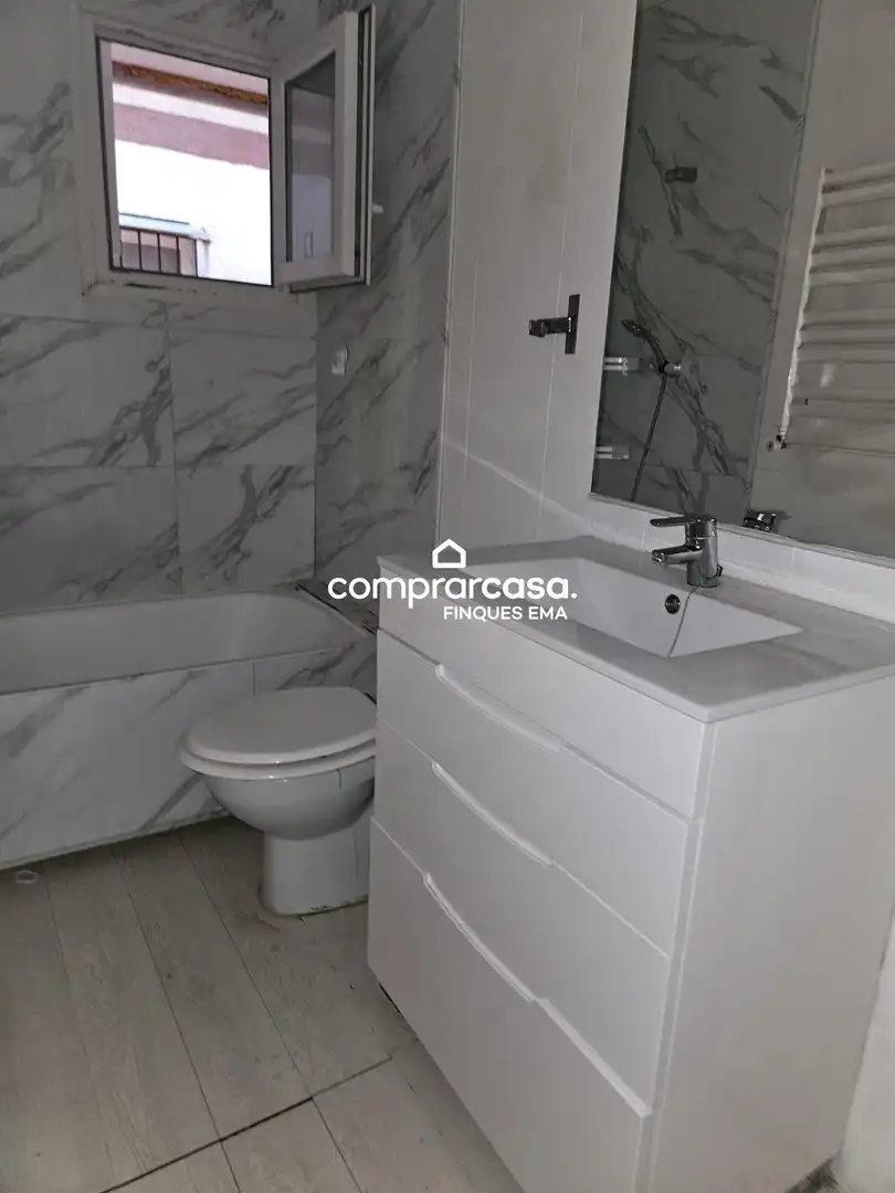 Bany de Pis en venda en Sant Boi de Llobregat amb Parquet i Balcó