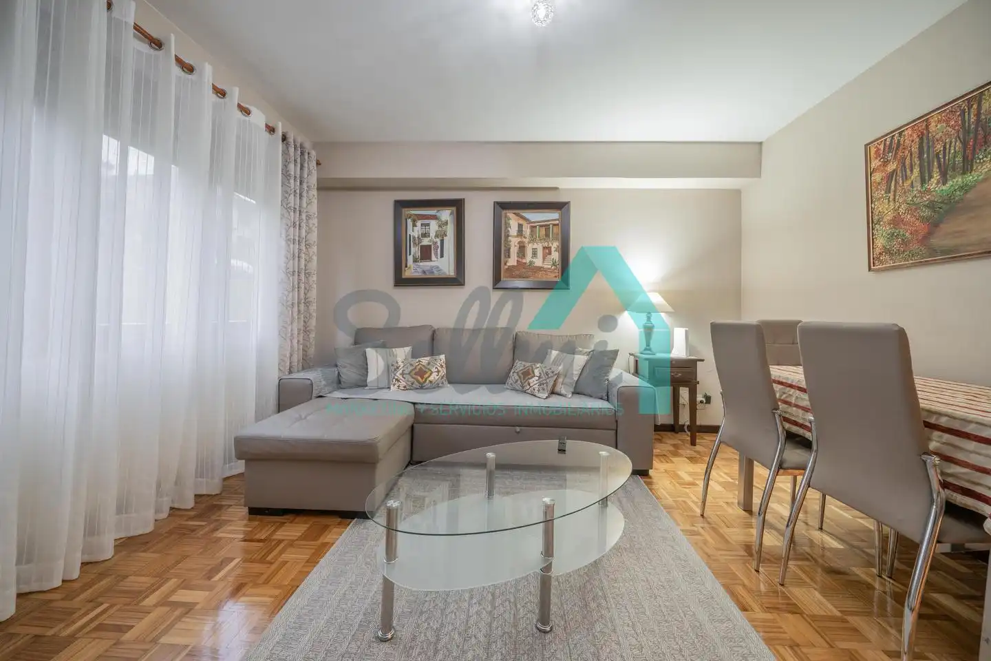 Sala de estar de Planta baja de alquiler en Oviedo  con Calefacción, Parquet y Amueblado