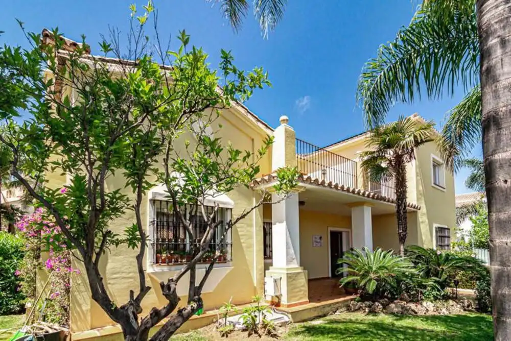 Vista exterior de Casa adosada de lloguer en Marbella amb Aire condicionat, Jardí privat i Terrassa