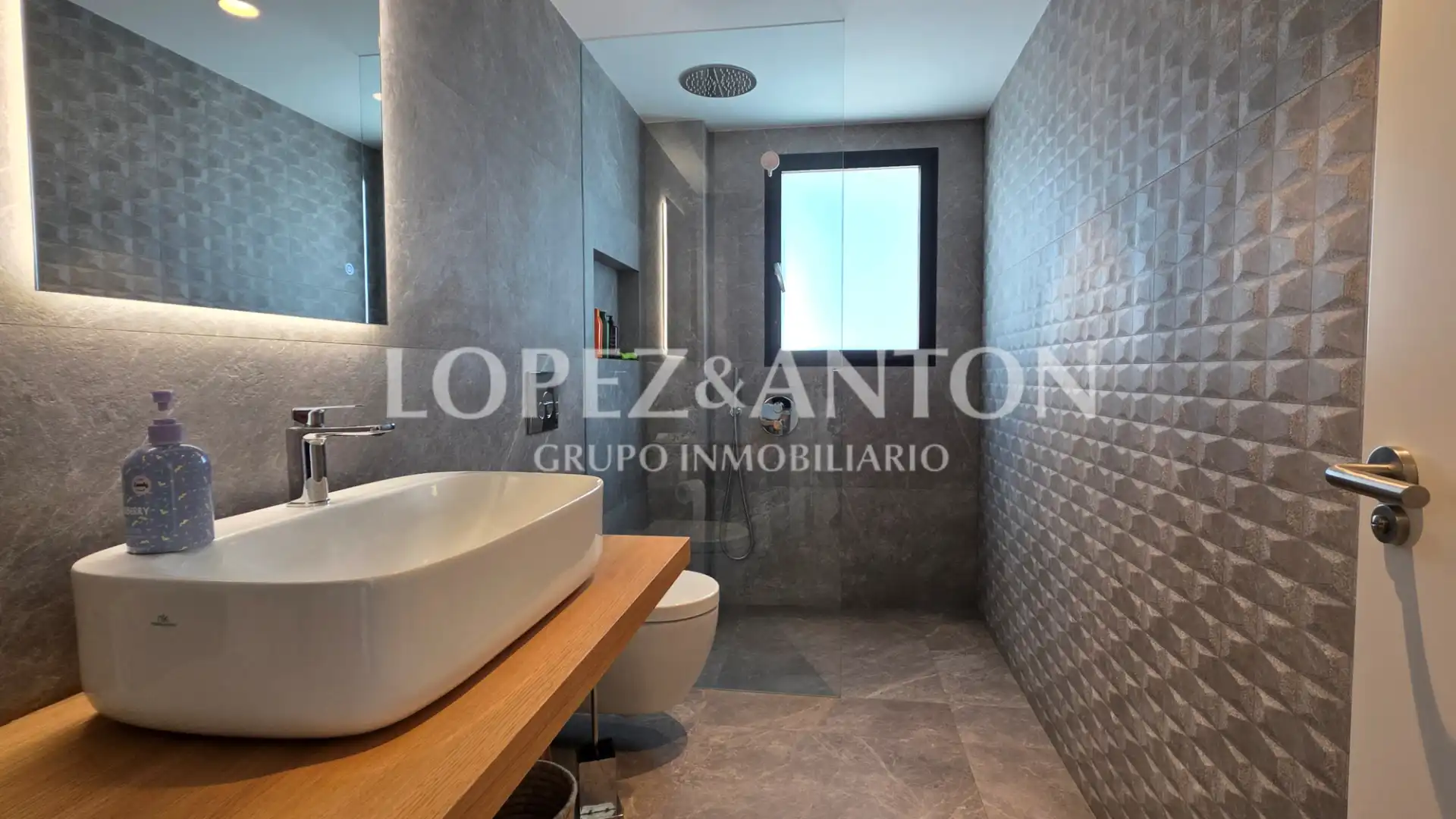 Bathroom of Houses for sale in L'Eliana  with Air Conditioner, Heating and Private garden
