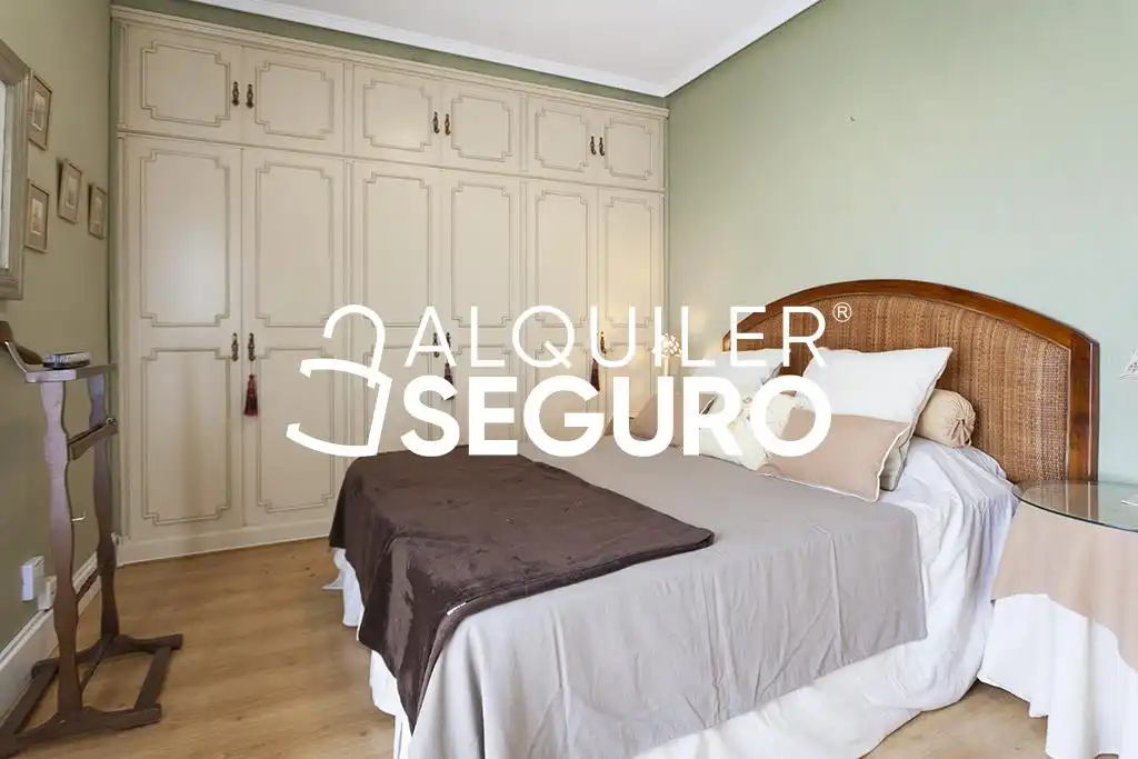 Dormitori de Pis de lloguer en Madrid amb Calefacció, Terrassa i Moblat