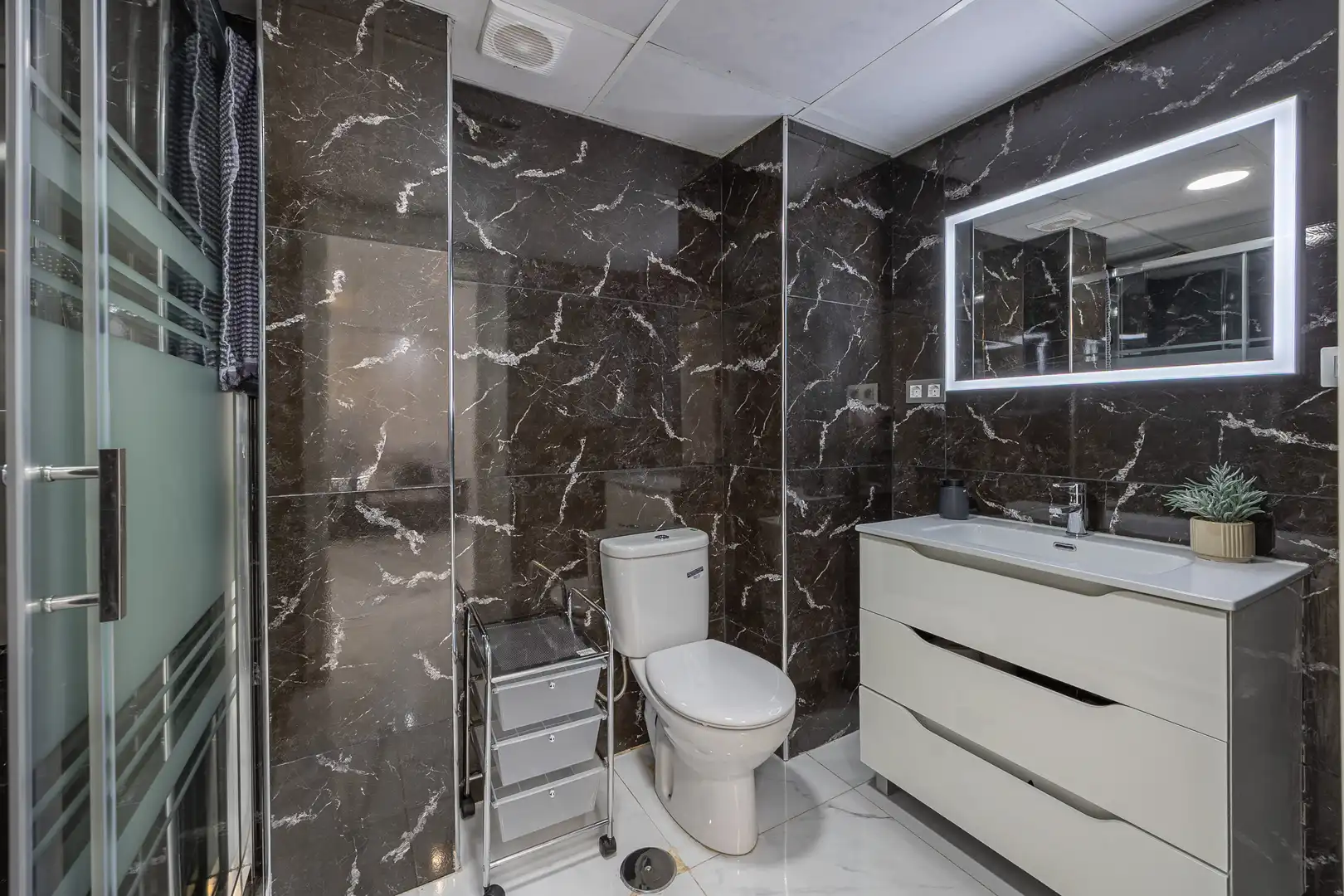 Baño de Apartamento en venta en Benidorm con Piscina, Amueblado y Piscina comunitaria