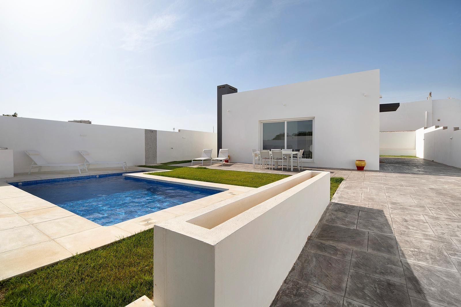 Piscina de Casa o xalet en venda en Chiclana de la Frontera amb Aire condicionat, Jardí privat i Piscina