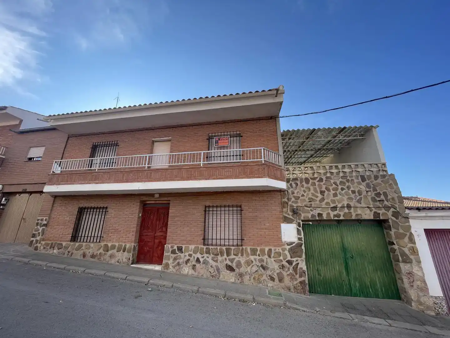 Vista exterior de Casa adosada en venda en Viso del Marqués amb Traster, Moblat i Balcó