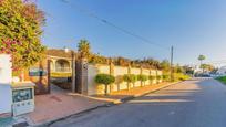 Vista exterior de Casa o xalet en venda en Estepona amb Jardí privat, Terrassa i Piscina