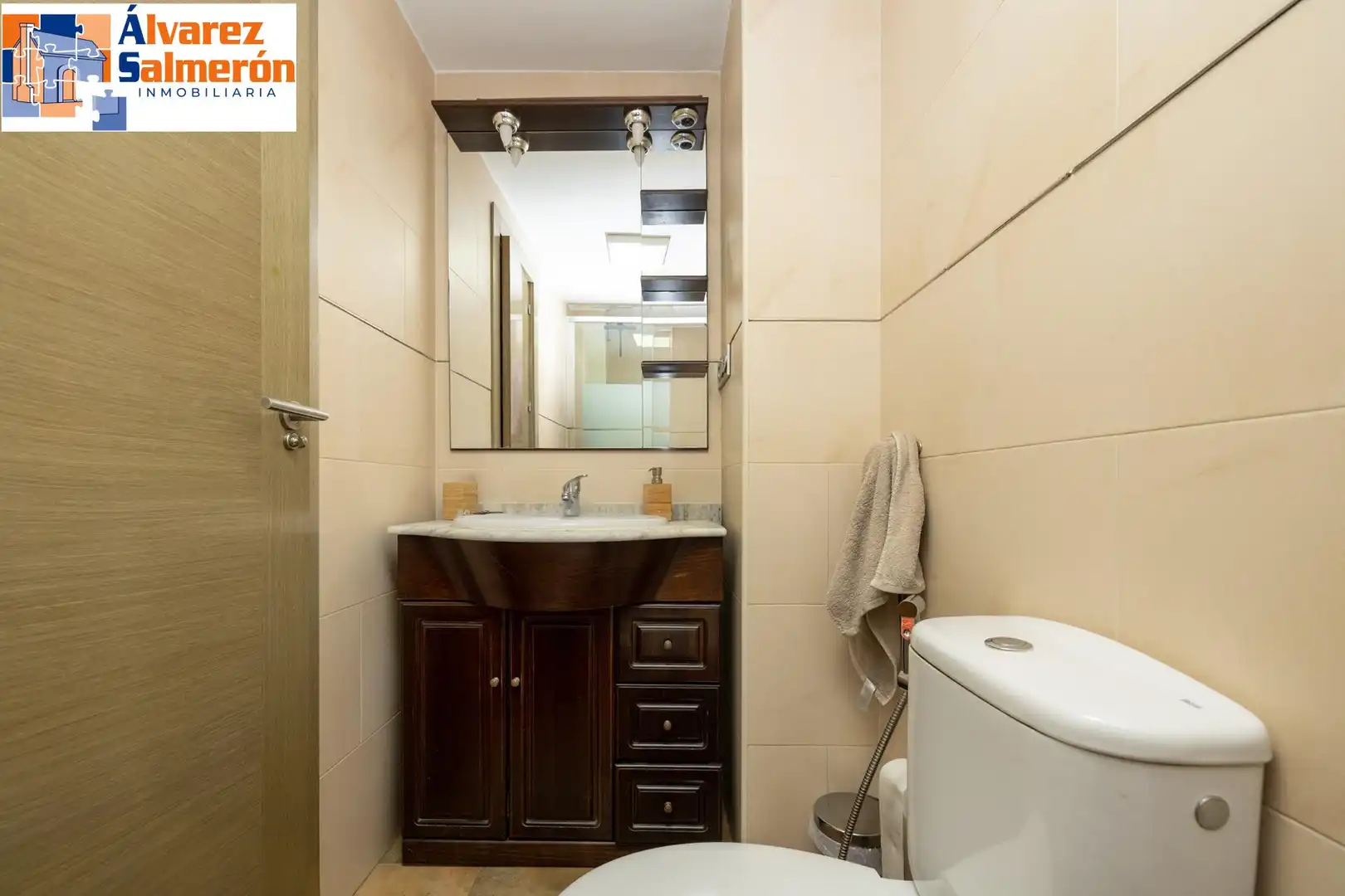 Bathroom of Flat for sale in Granada  with Air Conditioner and Terrace