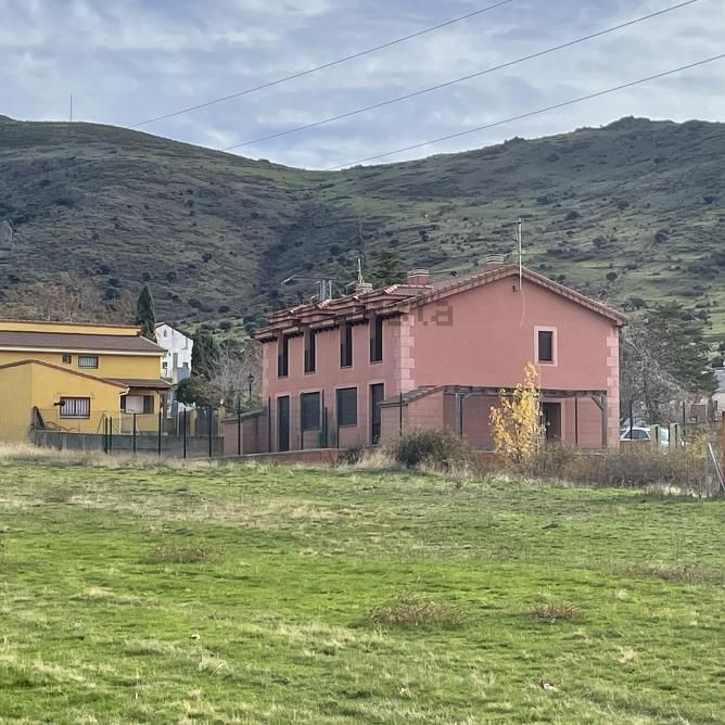 Exterior view of Single-family semi-detached for sale in Otero de Herreros  with Air Conditioner, Heating and Private garden