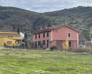 Vista exterior de Casa adosada en venda en Otero de Herreros amb Aire condicionat, Terrassa i Balcó