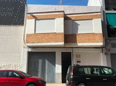 Casa amb balcó en venda a Carrer del Cronista Muntaner 34