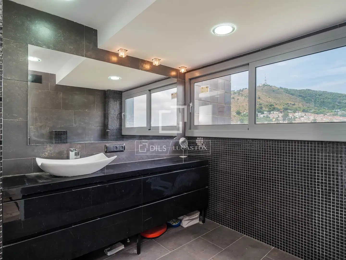 Badezimmer von Wohnung zum Verkauf in Barcelona mit Klimaanlage, Terrasse und Abstellraum