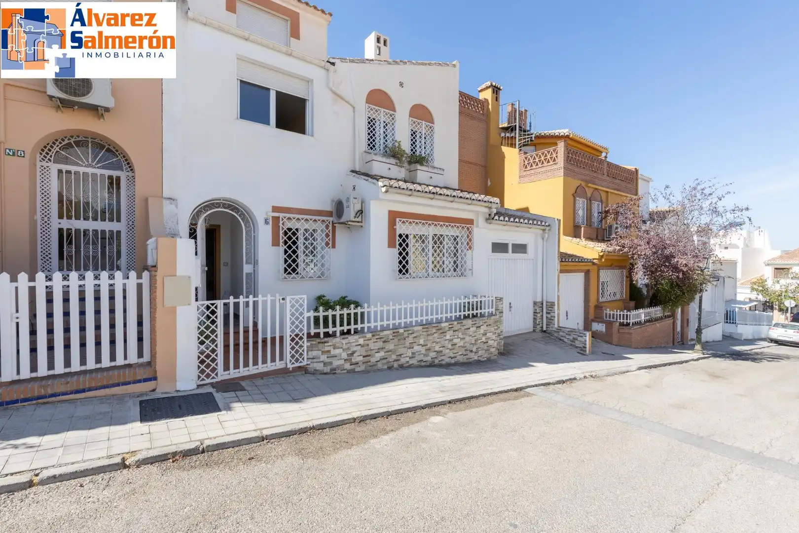 Vista exterior de Casa adosada en venda en Huétor Vega amb Aire condicionat, Terrassa i Balcó
