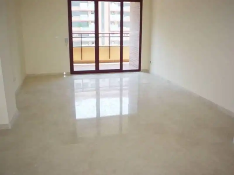 Wohnung zum Verkauf in Valencia mit Klimaanlage, Privatgarten und Terrasse