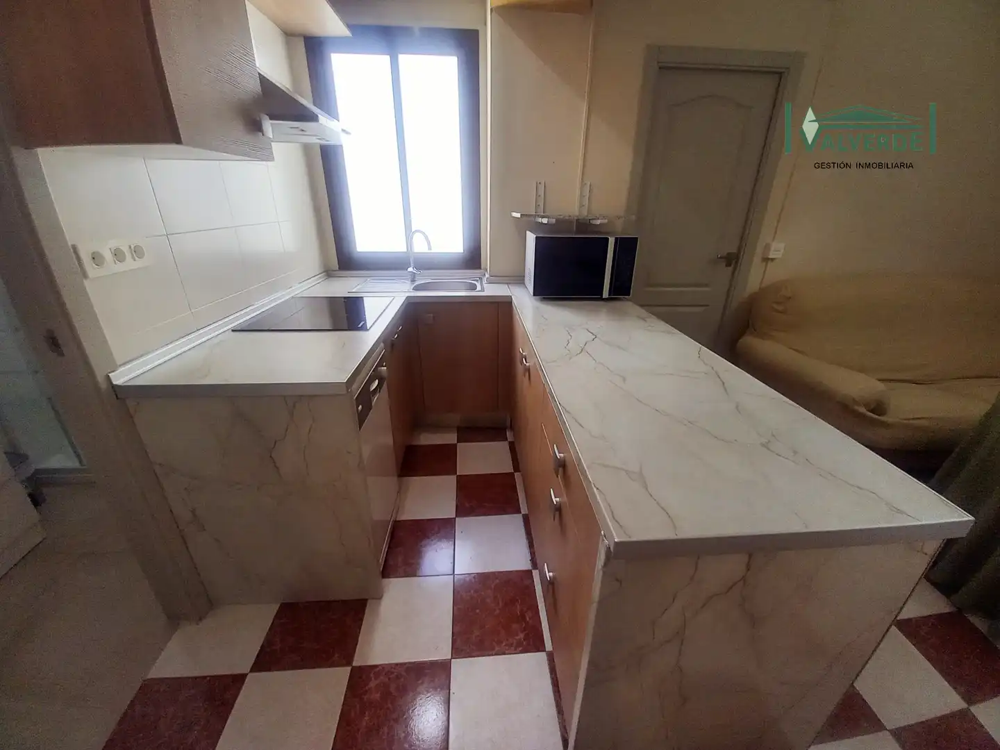 Cuina de Pis de lloguer en Granada amb Aire condicionat, Calefacció i Moblat