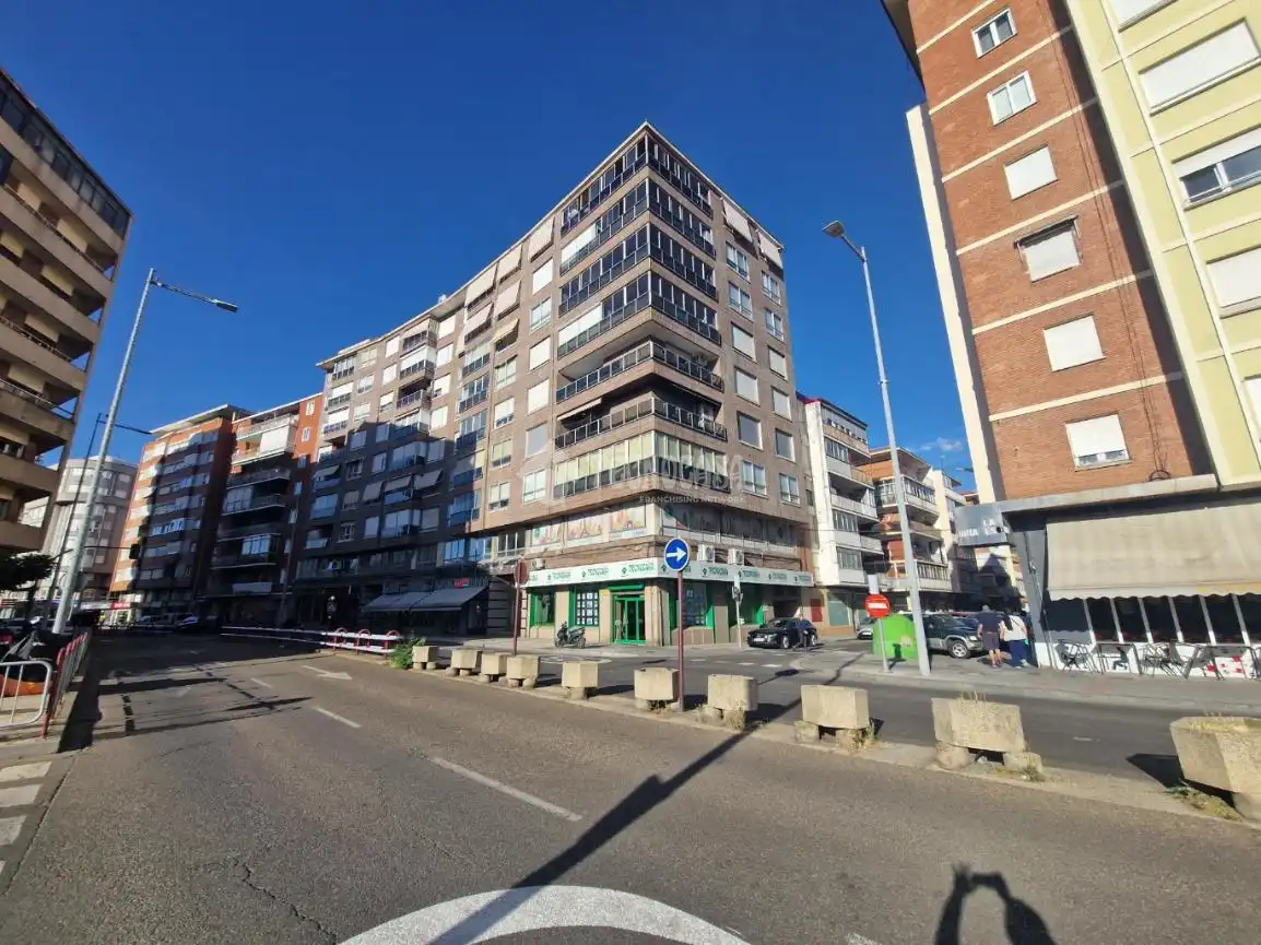 Vista exterior de Piso en venta en Palencia con Calefacción, Parquet y Terraza