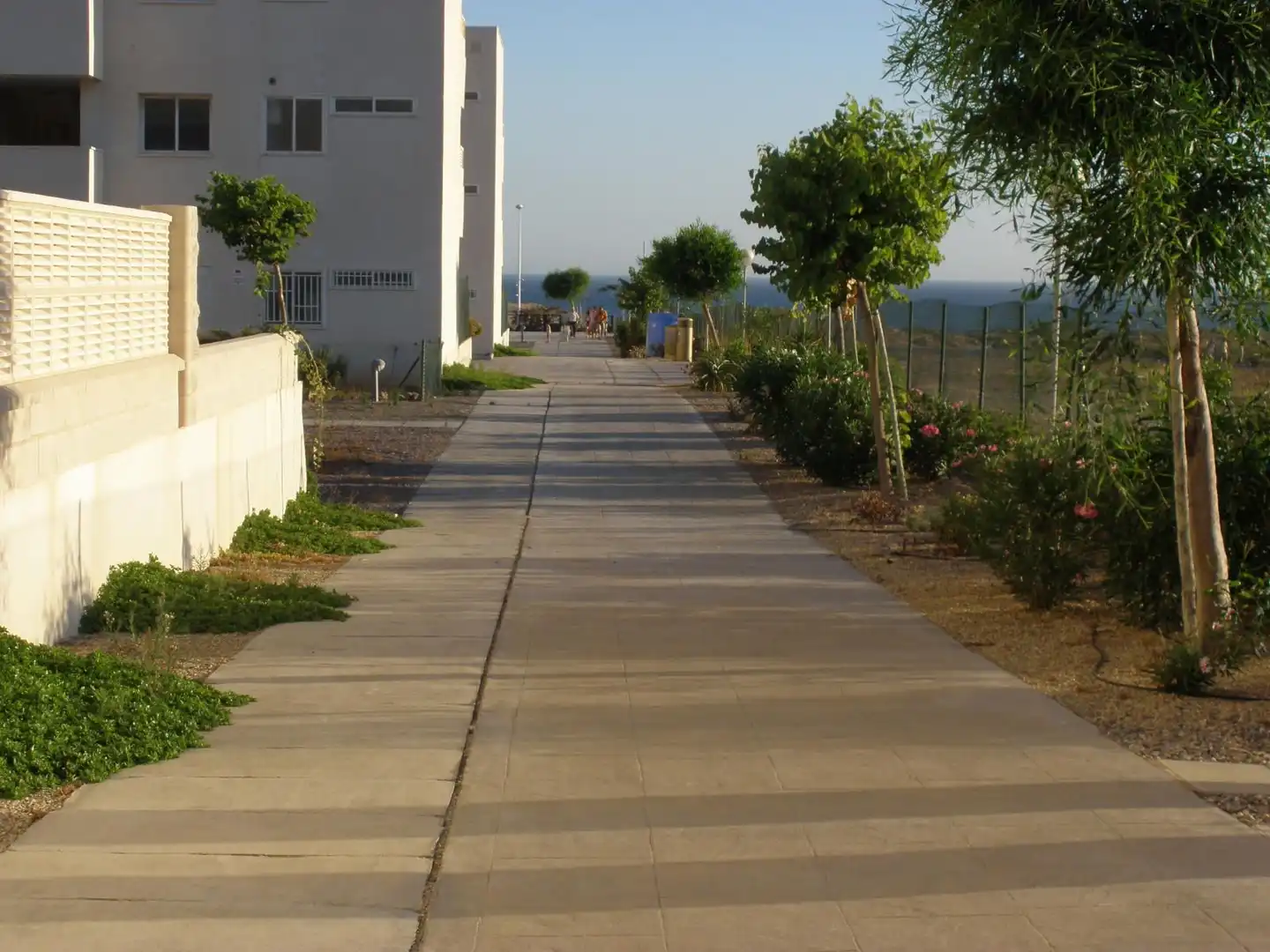 Vista exterior de Piso en venta en Almería con Trastero, Amueblado y Piscina comunitaria