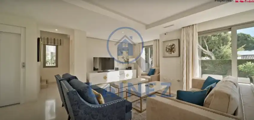 Sala d'estar de Casa o xalet en venda en Marbella amb Aire condicionat, Jardí privat i Traster