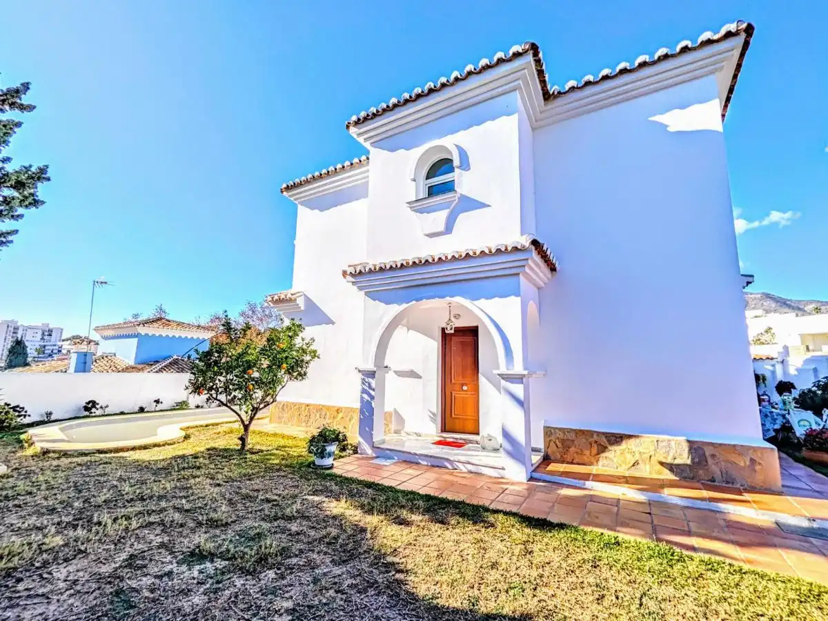 Vista exterior de Casa o xalet en venda en Benalmádena amb Aire condicionat, Jardí privat i Terrassa