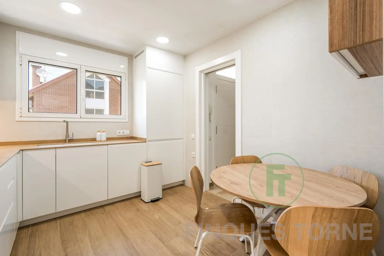 Cuina de Casa o xalet en venda en Montcada i Reixac amb Aire condicionat, Jardí privat i Parquet