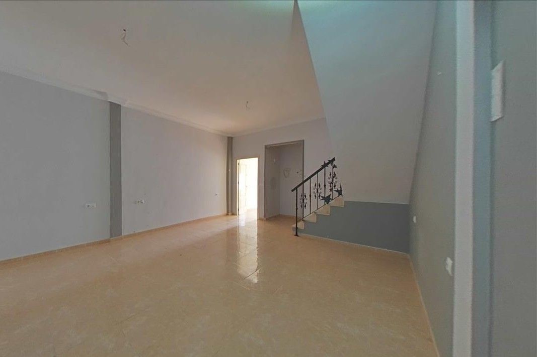 Casa adosada en venta en Pilas con Terraza