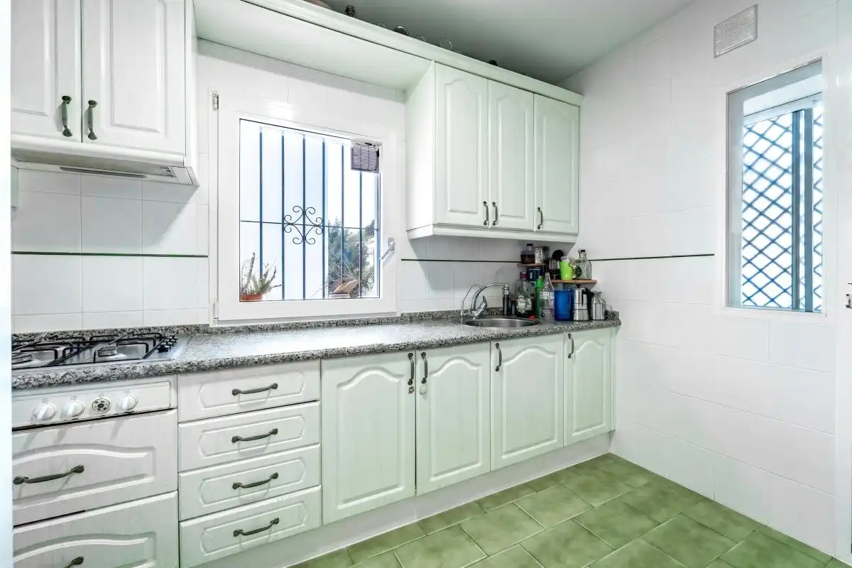 Küche von Maisonette zum Verkauf in Málaga mit Klimaanlage, Heizung und Privatgarten