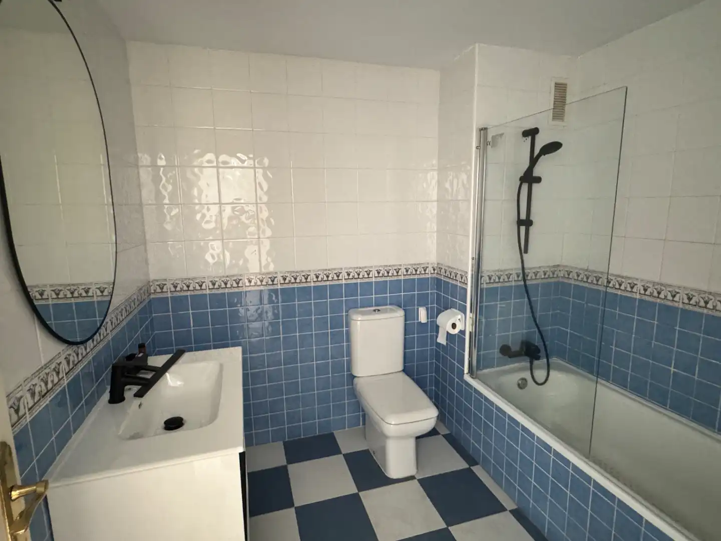 Badezimmer von Erdgeschoss zum Verkauf in Marbella mit Klimaanlage, Privatgarten und Abstellraum