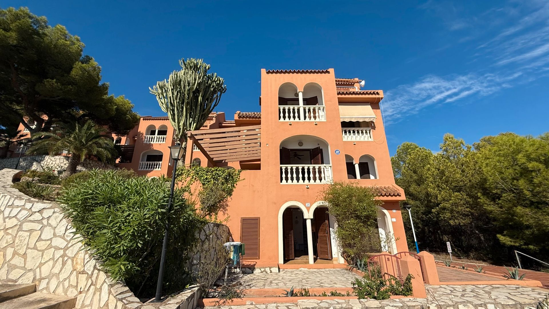 Vista exterior de Casa adosada en venda en Calpe / Calp amb Jardí privat, Terrassa i Moblat
