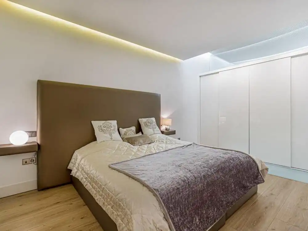 Schlafzimmer von Erdgeschoss zur Miete in Marbella mit Klimaanlage, Privatgarten und Terrasse