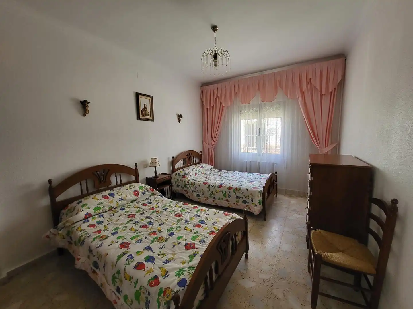 Dormitori de Casa o xalet en venda en Sisante amb Calefacció, Terrassa i Moblat