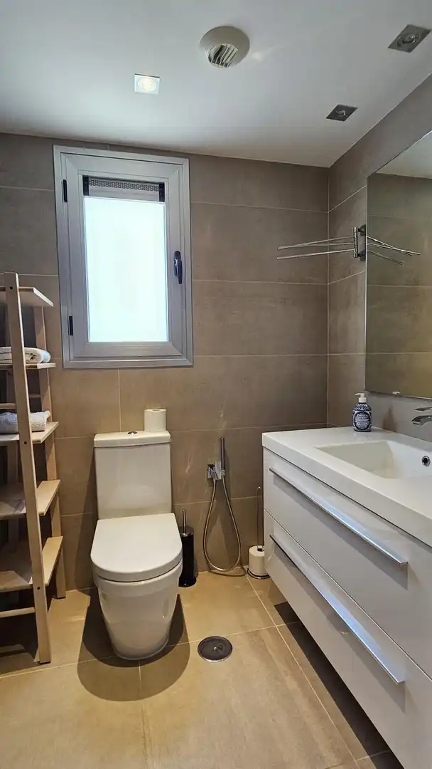 Baño de Apartamento de alquiler en Marbella con Aire acondicionado, Calefacción y Terraza