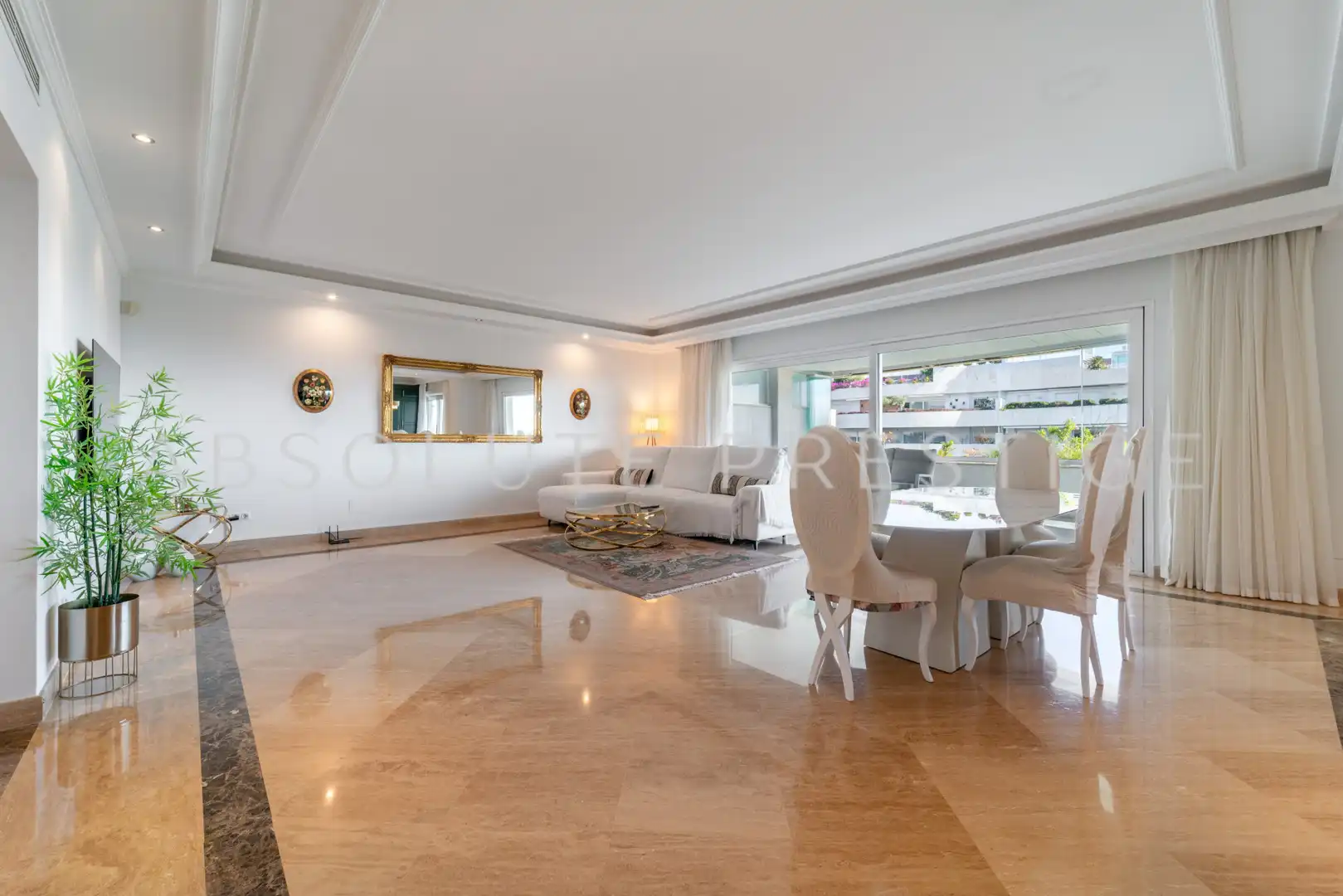 Sala d'estar de Apartament en venda en Marbella amb Aire condicionat, Terrassa i Piscina
