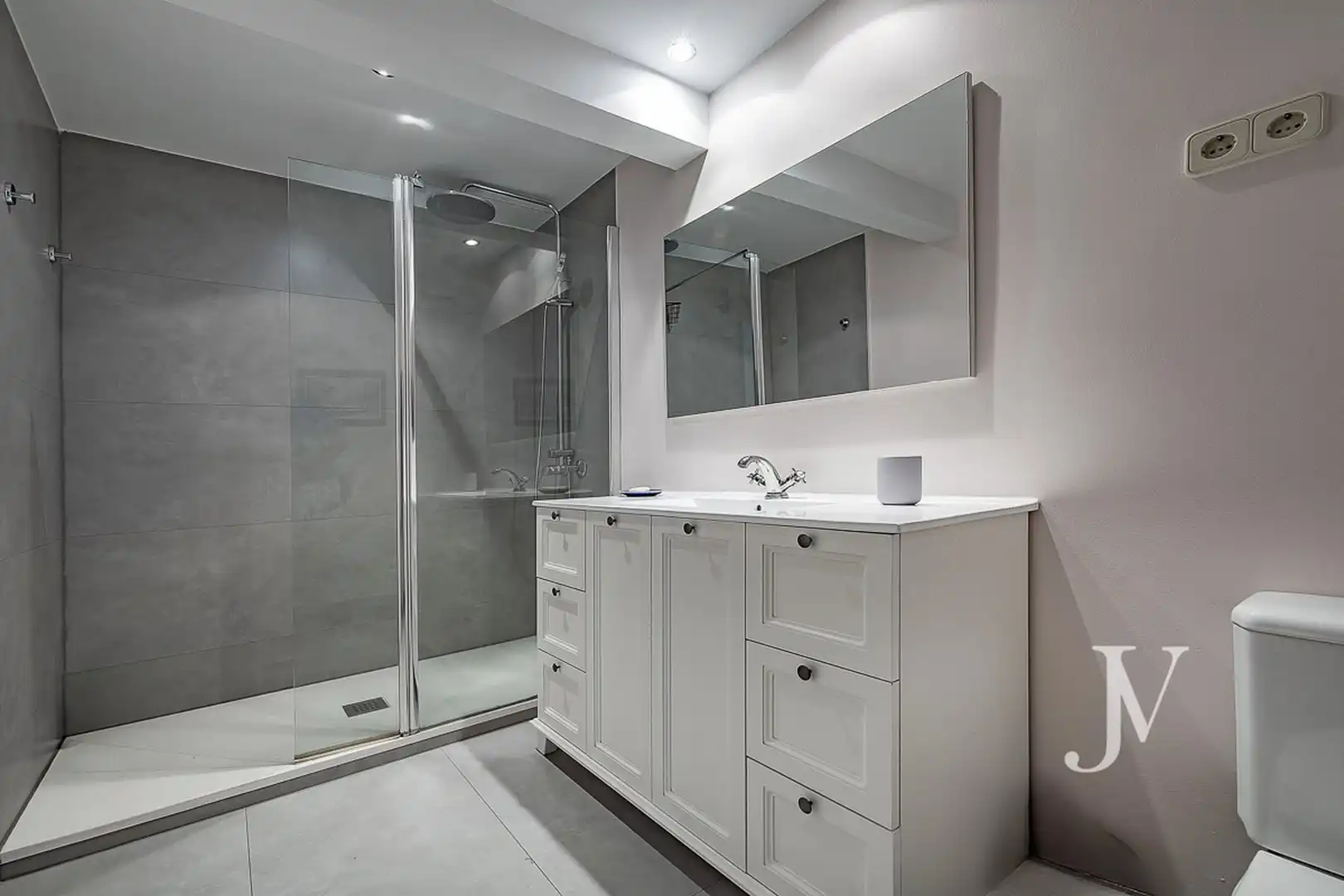 Badezimmer von Dachboden zur Miete in Madrid mit Klimaanlage, Heizung und Möbliert
