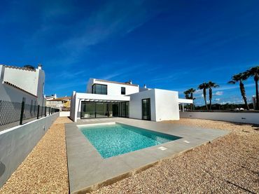 House with pool for sale in Cala Blanca