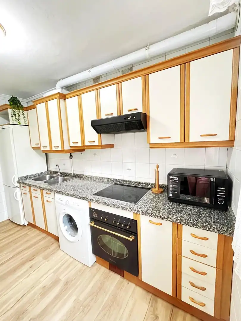 Cocina de Piso de alquiler en Oviedo  con Calefacción