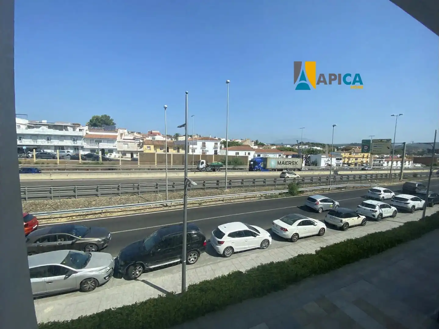 Vista exterior de Local en venda en Sotogrande amb Aire condicionat