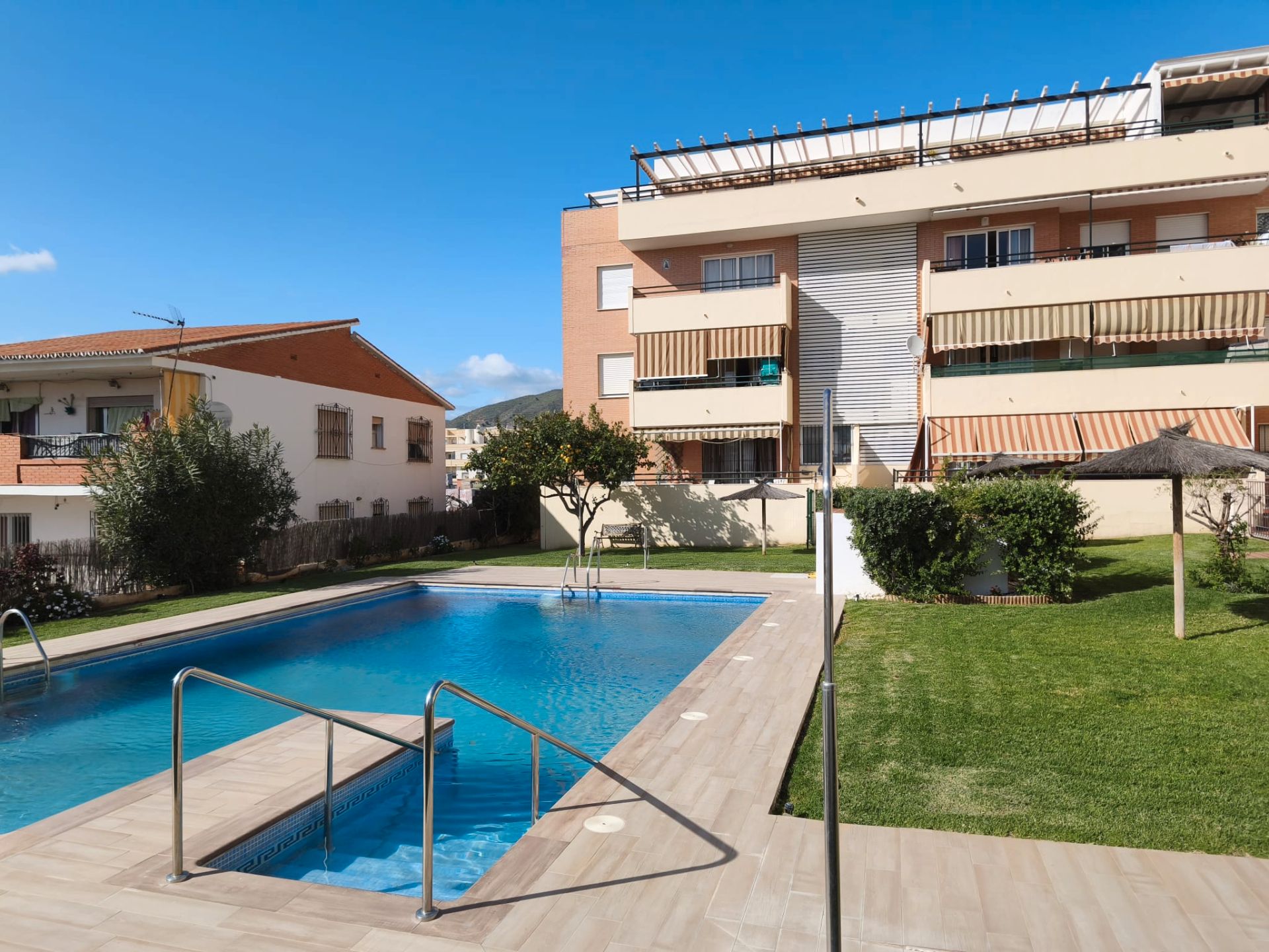 Piscina de Piso en venta en Rincón de la Victoria con Terraza, Amueblado y Piscina comunitaria