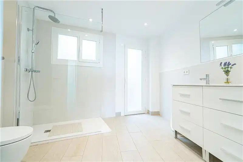 Badezimmer von Wohnungen zum Verkauf in Calvià mit Klimaanlage und Terrasse