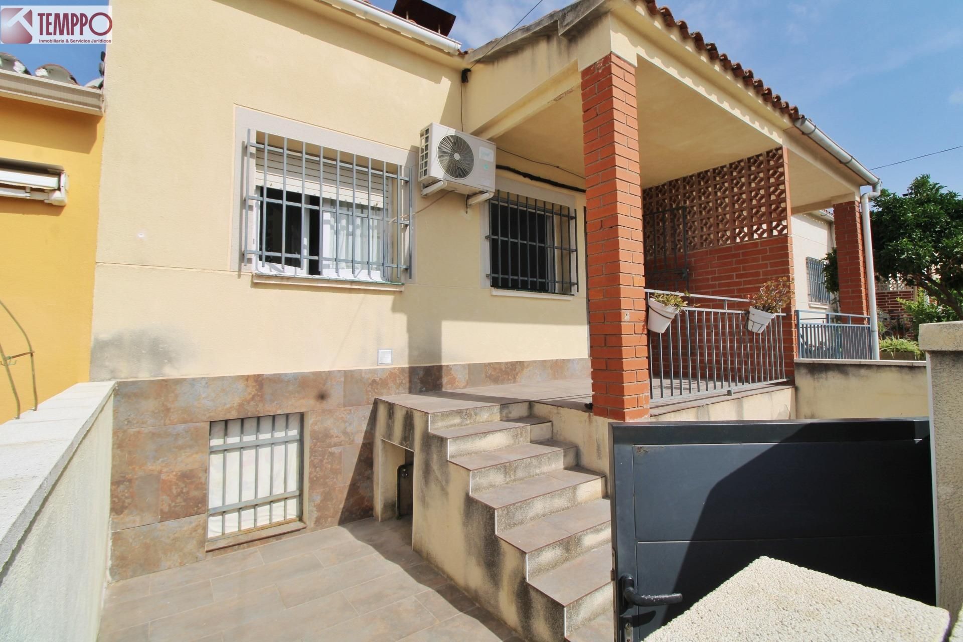 Vista exterior de Casa adosada en venda en Albinyana amb Calefacció, Jardí privat i Terrassa