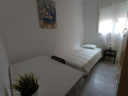 Bedroom of Flat to share in  Madrid Capital  with Heating, Washing machine and Internet