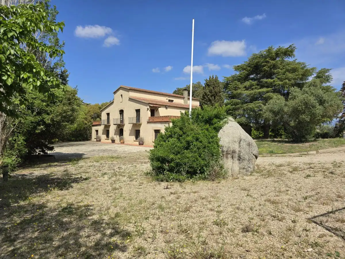 Vista exterior de Finca rústica en venda en La Roca del Vallès amb Terrassa i Balcó
