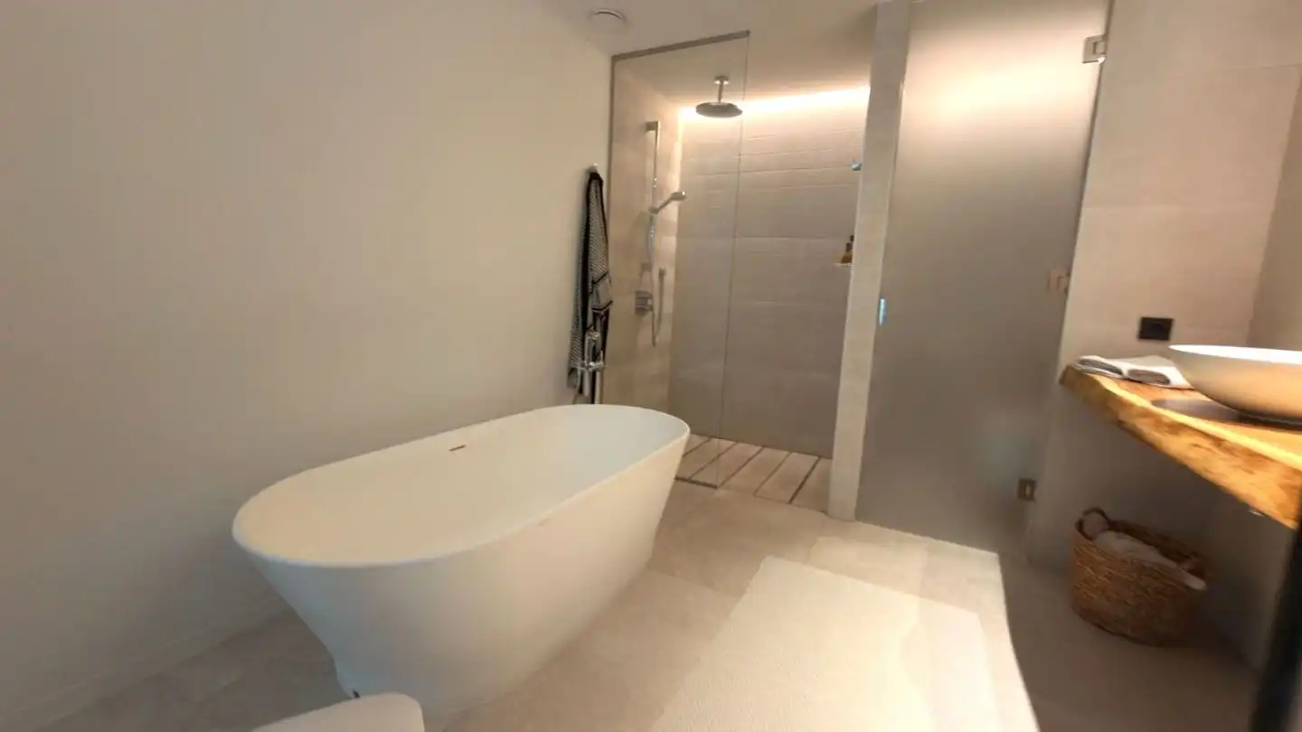 Badezimmer von Wohnung zum Verkauf in Sotogrande mit Klimaanlage, Heizung und Privatgarten