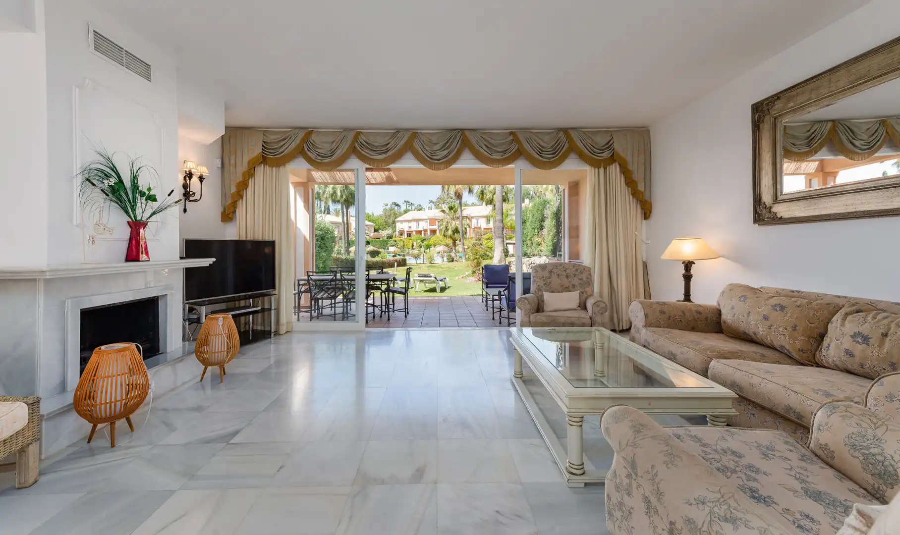 Sala de estar de Casa adosada en venta en Benahavís con Aire acondicionado, Terraza y Piscina