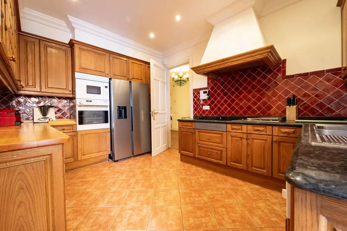 Cocina de Apartamento de alquiler en Benahavís con Aire acondicionado, Jardín privado y Terraza