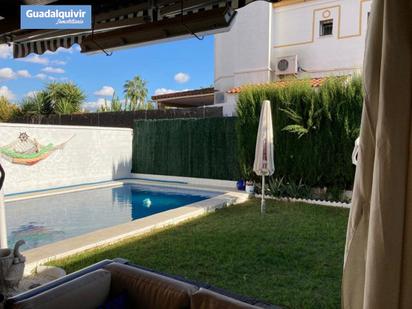 Piscina de Casa adosada en venda en Montequinto amb Aire condicionat i Piscina