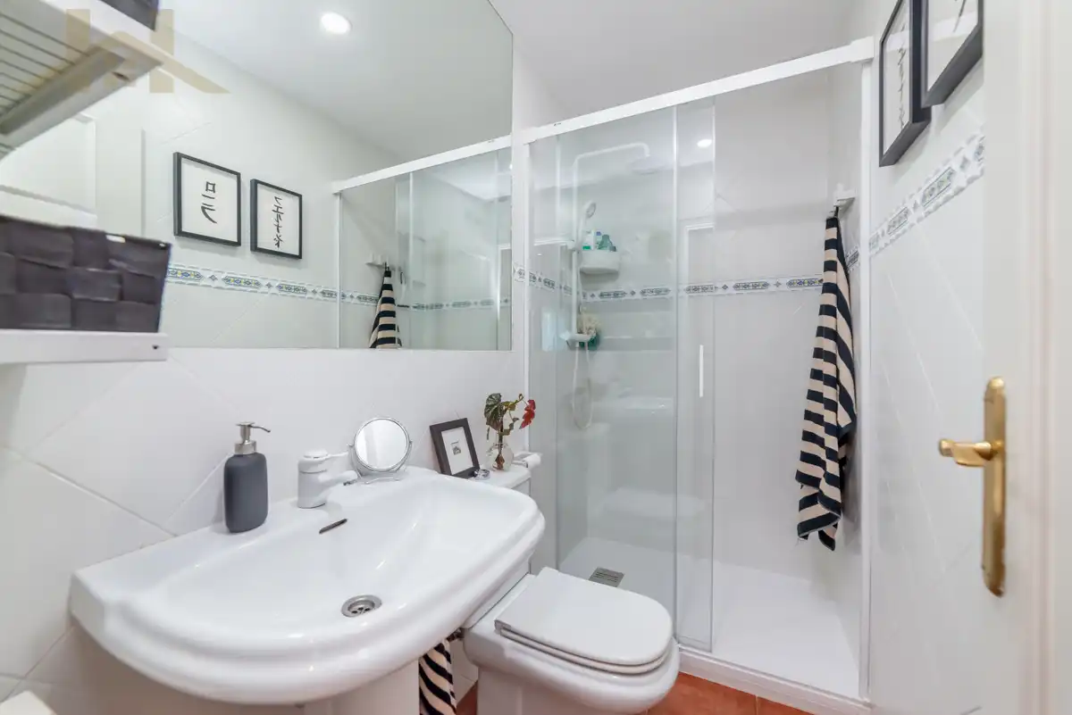 Baño de Casa adosada en venta en Leganés con Aire acondicionado, Calefacción y Jardín privado