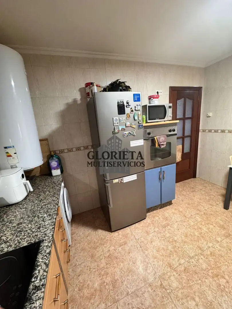 Cuina de Pis en venda en Ponteareas amb Calefacció, Parquet i Moblat