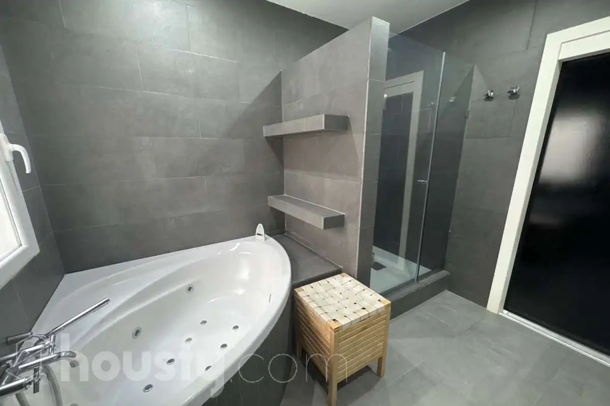 Bathroom of Flat for rent in Madrid  with Air Conditioner, Heating and Parquet flooring