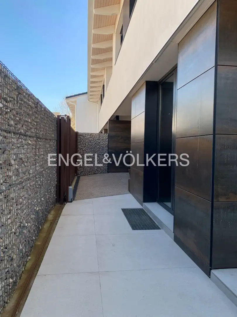 Vista exterior de Casa adosada de alquiler en Boadilla del Monte con Aire acondicionado, Calefacción y Jardín privado