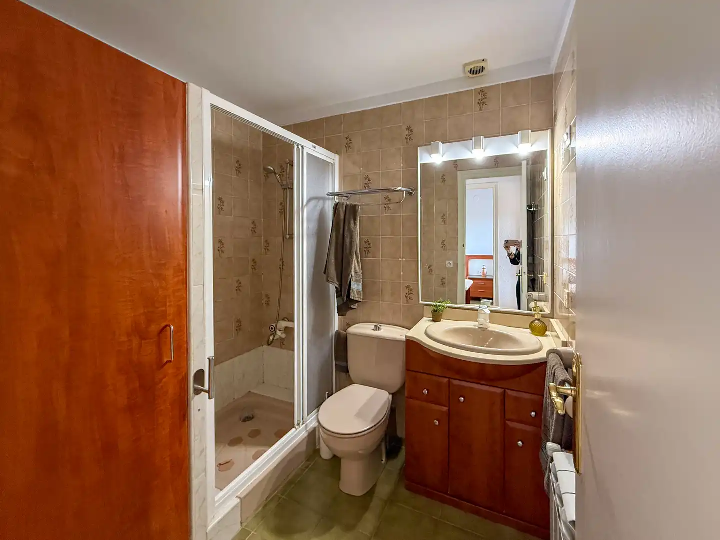 Badezimmer von Einfamilien-Reihenhaus zum Verkauf in Sant Feliu de Guíxols mit Klimaanlage, Heizung und Privatgarten