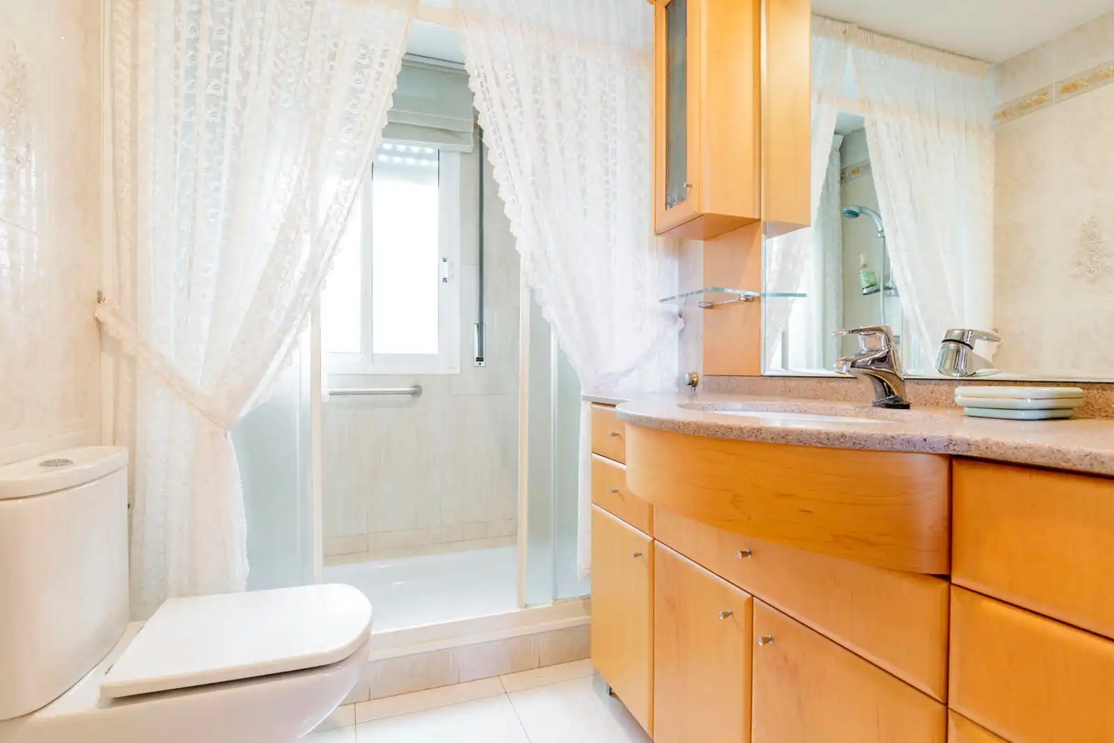 Bathroom of Flat for sale in Zaragoza  with Air Conditioner, Terrace and Storage room